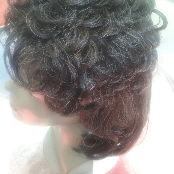 A black and gray wig - Picture 3 of 4